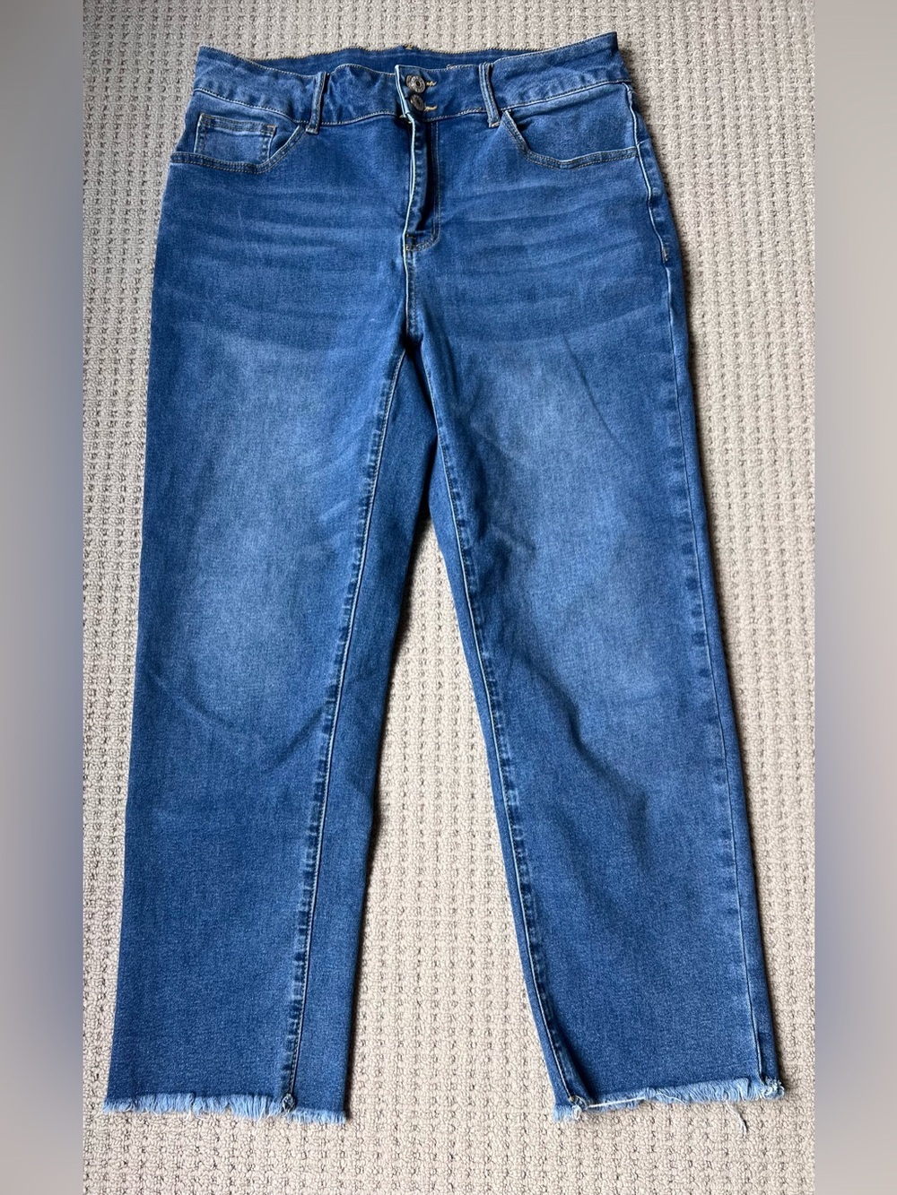 🌸3/$15🌸Women’s Medium Wash Raw Hem Straight Leg Jeans Size 14